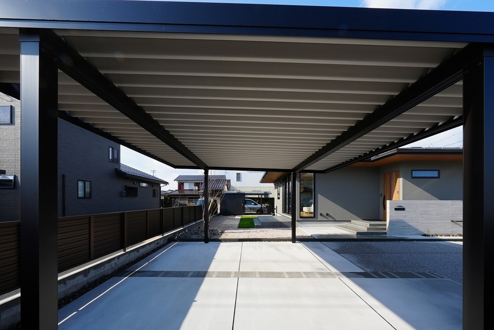 端正な平屋に寄り添う、機能美のあるエクステリア