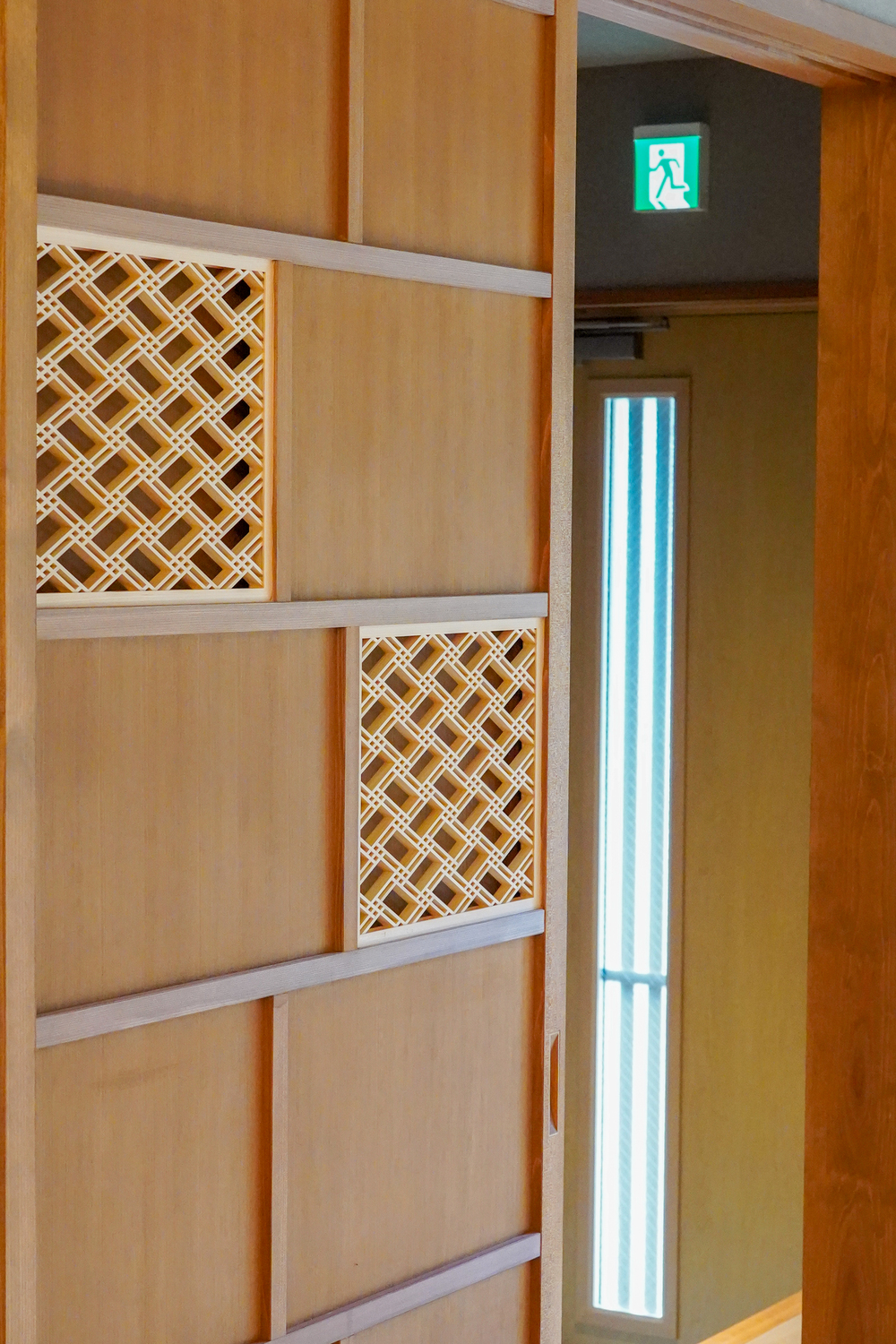 組子の引き戸が迎える、静けさをまとう玄関リノベーション