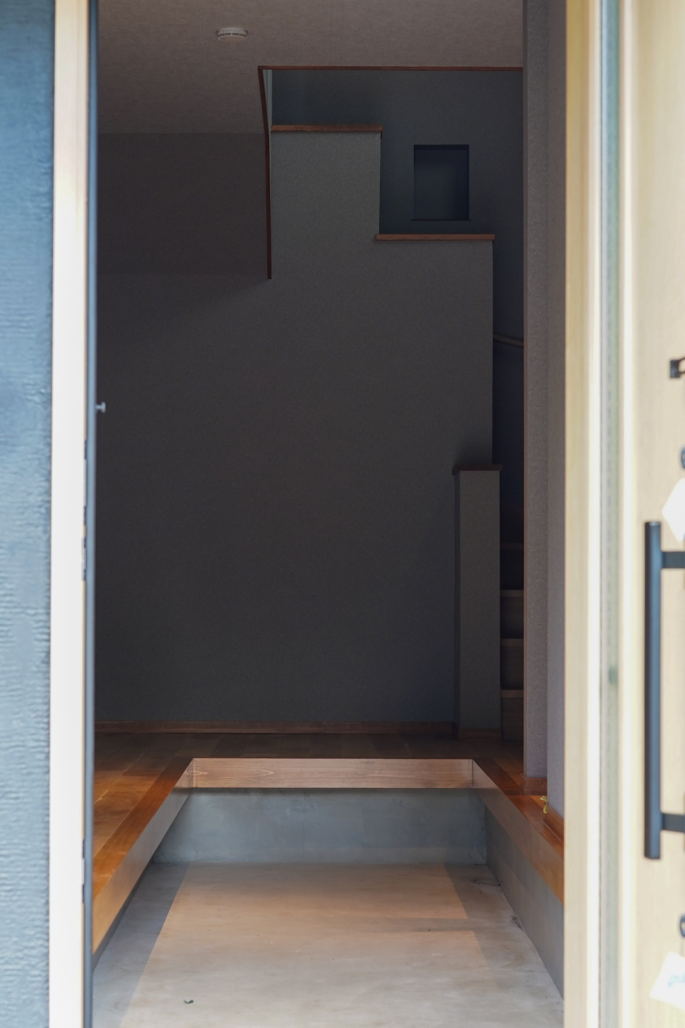 組子の引き戸が迎える、静けさをまとう玄関リノベーション