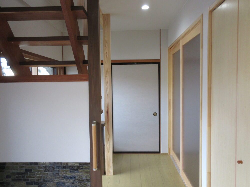 受け継いだ住まいを、今の暮らしに合う心地よさへ。築60年超の内装リノベーション