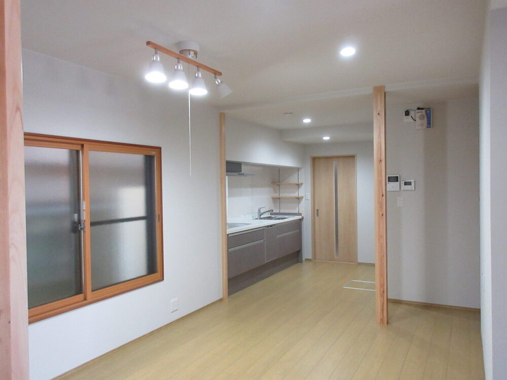 受け継いだ住まいを、今の暮らしに合う心地よさへ。築60年超の内装リノベーション