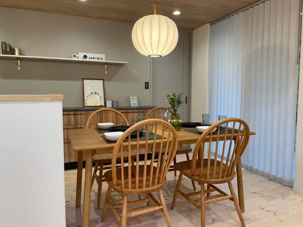木のぬくもりとグレーが調和する、心地よいダイニングキッチン