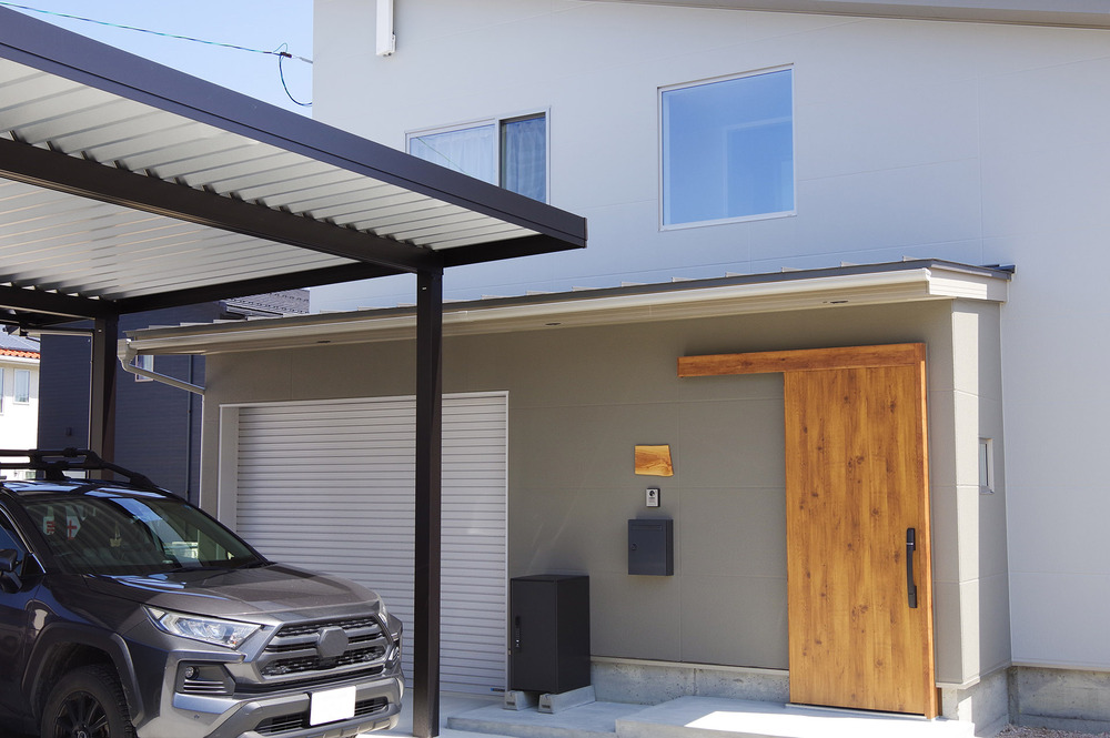 木のぬくもりが映える、ガレージとデッキのある住まい