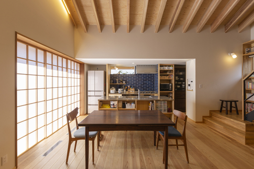 天井の梁と障子が印象的なリビング（たなべの杜）