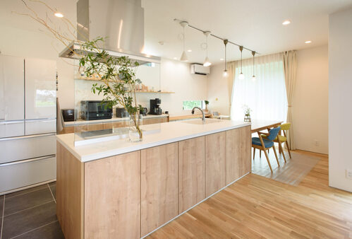 協友建設『アイランドキッチンとは？　メリット・デメリットや後悔しないためのポイントを解説』