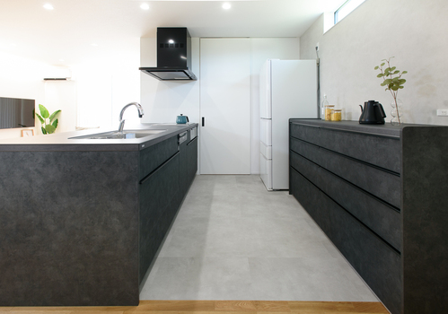 使いやすさと美しさを両立したキッチン（協友建設）