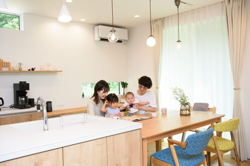 協友建設『【実例３選】ダイニングをおしゃれに見せる照明の選び方』