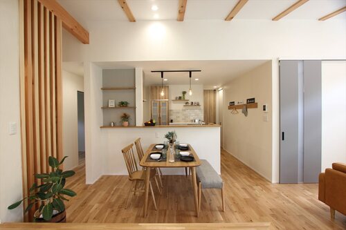 リビング｜白い平屋