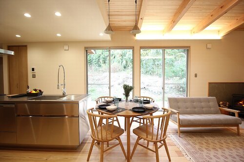 LDK｜山小屋をイメージした杉板張りの平屋