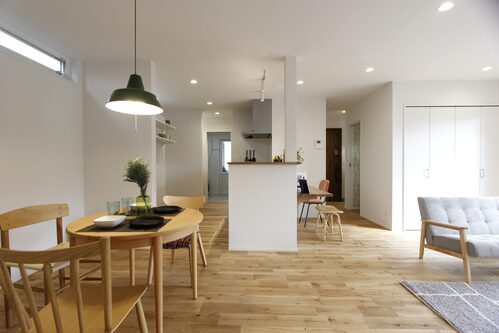 ご家族の生活スタイルに合わせたシンプルデザインの平屋