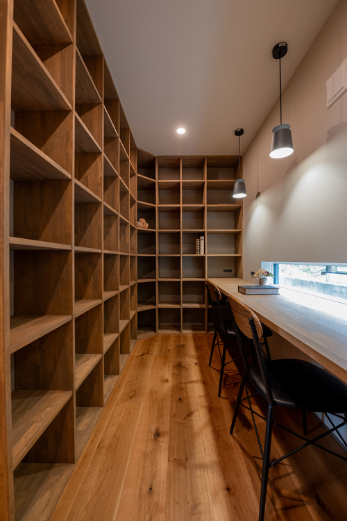 本好き夫婦が叶えた天井まで続く造作本棚（井原建設）