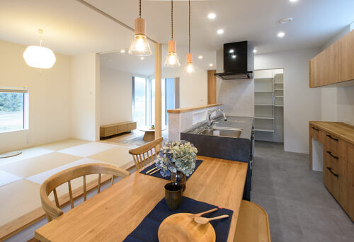 協友建設『おしゃれなリビングダイニングの主役は照明！空間を格上げする選び方と実例』