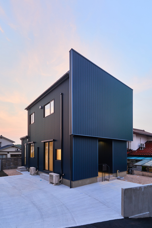 ガルバリウムの圧倒的な存在感が特徴のモダン新築