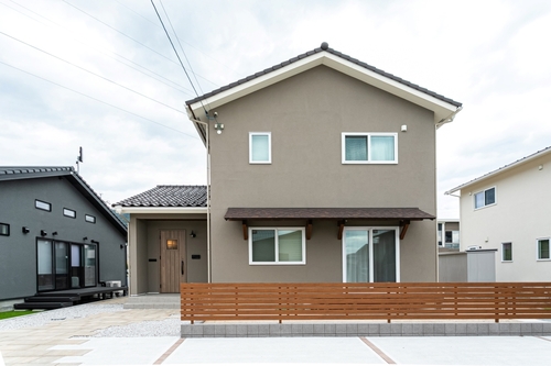 カフェオレカラーのかわいらしい外観