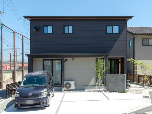 黒のガルバリウムが映えるモダンハウス