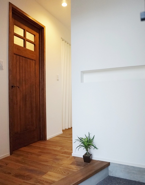 エントランス｜温もりとスタイリッシュさの調和が楽しい家