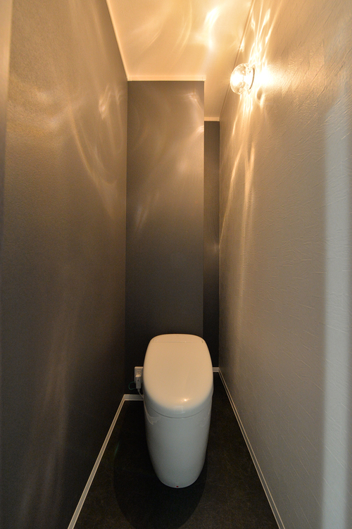 トイレ、洗面｜モノトーンでまとめたシャープな空間