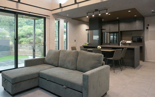 庭とつながる、開放的なLDK