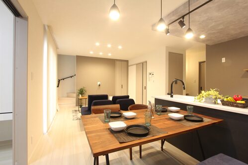 白い床が印象的なアーバンスタイルのお家