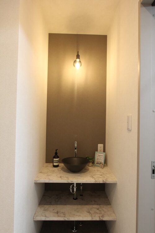 洗面｜白い床が印象的なアーバンスタイルのお家より