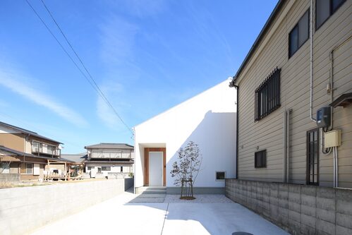 中庭から光が満ちる、白い箱の家