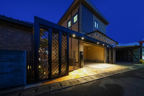 上質な門まわりと石貼りアプローチが迎える、品格あるエクステリア