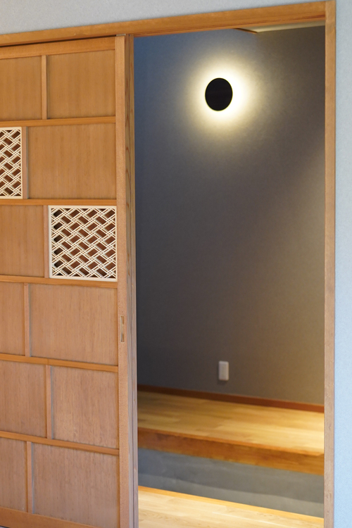 組子の引き戸が迎える、静けさをまとう玄関リノベーション