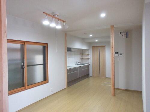 受け継いだ住まいを、今の暮らしに合う心地よさへ。築60年超の内装リノベーション