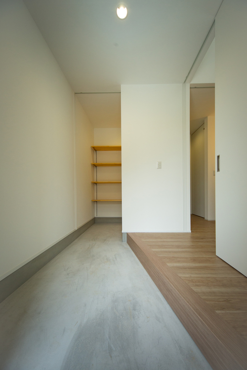 玄関を開けると、暮らしの整え方が見えてくる｜余白が、美しさになる家より