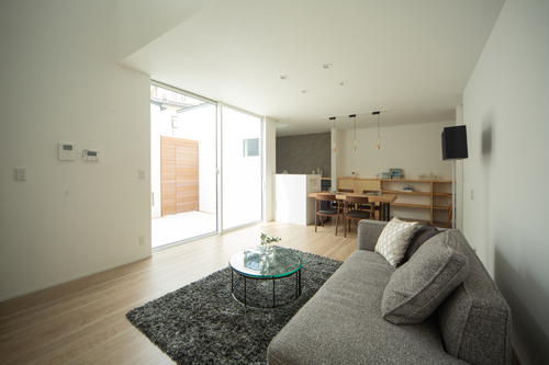 光を取り込み、暮らしをひらくLDK。｜余白が、美しさになる家。より