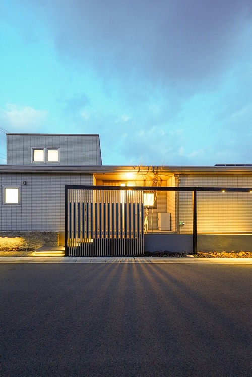 迎える灯りと、守る格子。