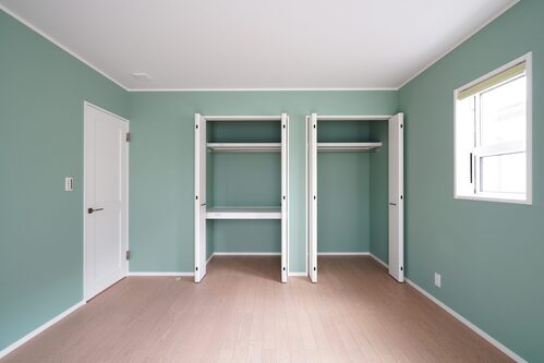 淡いブルーやグリーンのアクセントクロスに、白い建具を合わせた爽やかな個室。収納もしっかり備え、子ども部屋や寝室など、暮らしに合わせて使いやすい空間です。