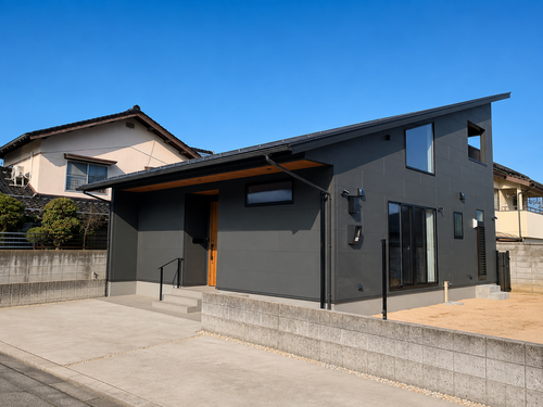 片流れ屋根が印象的な、黒のモダンな住まい